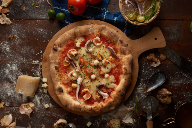 Обои картинки фото еда, пицца, начинка, сыр, помидоры