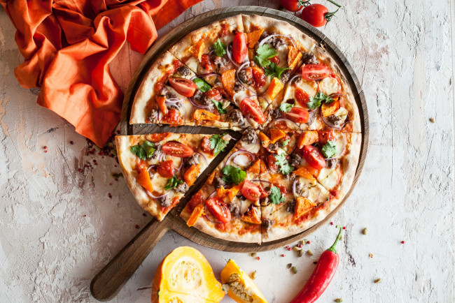 Обои картинки фото еда, пицца, помидоры, приправа, сыр