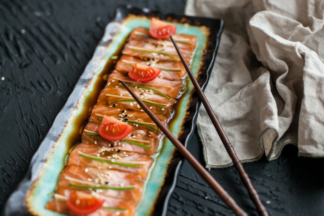 Обои картинки фото еда, рыба,  морепродукты,  суши,  роллы, палочки, помидор, соус