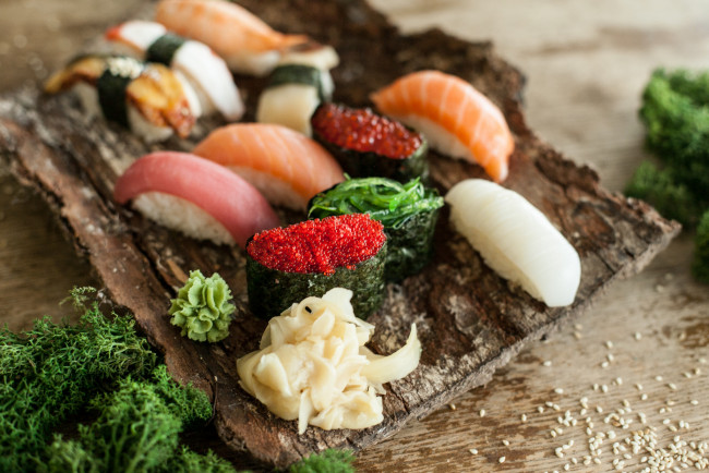 Обои картинки фото еда, рыба,  морепродукты,  суши,  роллы, рыллы, японская, кухня, рис