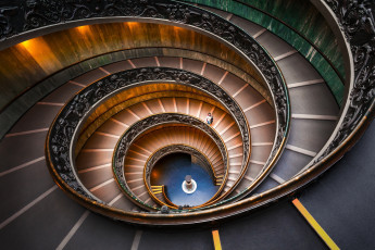 Картинка интерьер холлы +лестницы +корридоры архитектура спираль ватиканская лестница человек рим италия