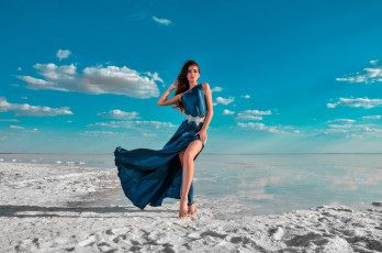 Картинка девушки -unsort+ брюнетки темноволосые женщины на открытом воздухе брюнетка пляж море платье длинные волосы dim khokhlov загорелые небо ноги босиком