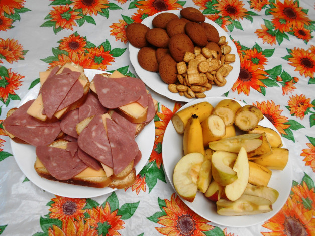 Обои картинки фото еда, бутерброды,  гамбургеры,  канапе, яблоки, сыр, хлеб, колбаса, печенье, бананы