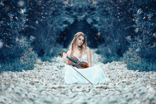 Обои картинки фото музыка, -другое, девушка, камни, скрипка, взгляд, растения
