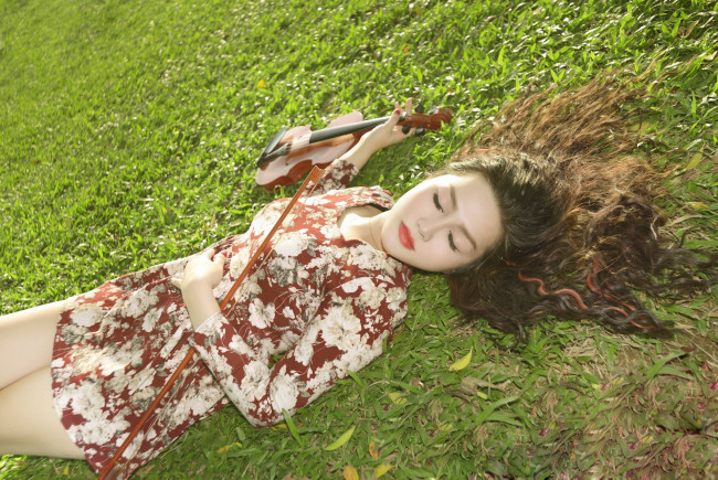 Обои картинки фото музыка, -другое, девушка, скрипка, трава, природа