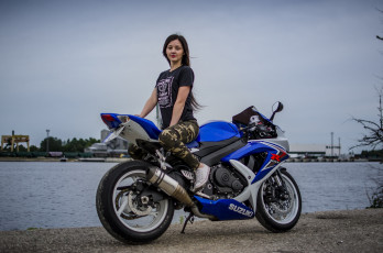 Картинка suzuki+gsx-+r мотоциклы мото+с+девушкой девушка брюнетка мотоцикл gsx- r suzuki