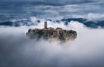 Картинка города -+дворцы +замки +крепости город чивита ди баньореджо туман провинция витербо италия