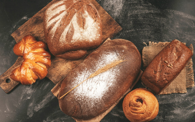 Обои картинки фото еда, хлеб,  выпечка, рогалик, булочка, колосок