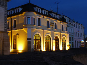 Картинка города здания дома освещение вечер отель