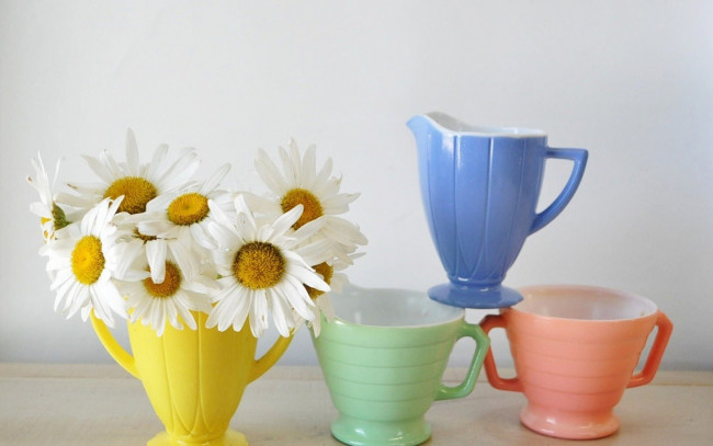 Обои картинки фото цветы, ромашки, чашки, молочник