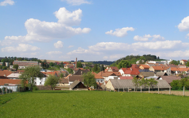 Обои картинки фото города, панорамы, панорама, лужайка, дома