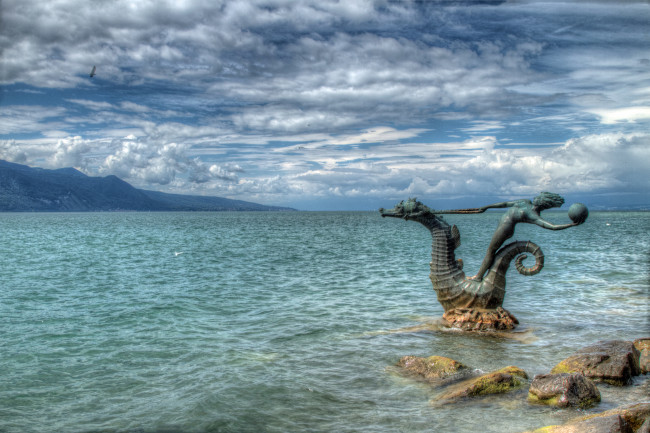 Обои картинки фото lake, geneva, montreux, switzerland, природа, реки, озера, швейцария, монтрё, скульптура, камни, облака, женевское, озеро