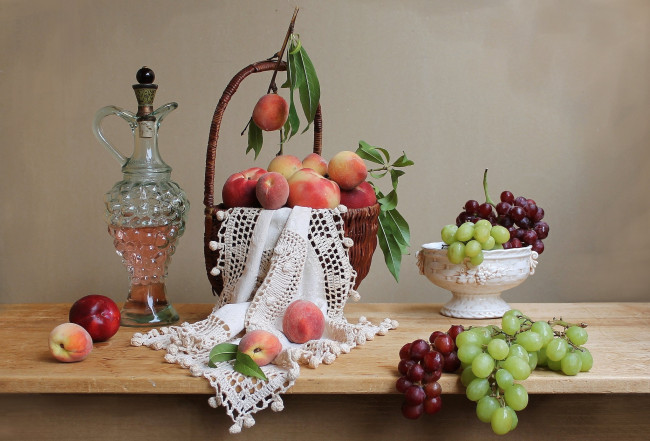 Обои картинки фото еда, натюрморт, корзина, виноград, персики, графин