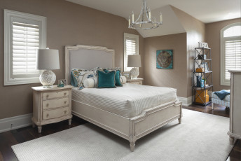 Картинка интерьер спальня подушки люстра светильник стиль