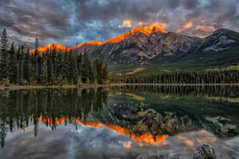 Картинка природа реки озера отражения лес озеро пирамидные горы национальный парк джаспер альберта канада сентябрь осень утро