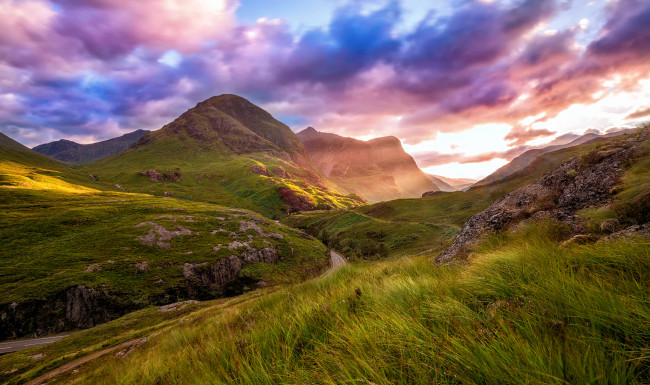 Обои картинки фото природа, горы, лето, август, хайленд, шотландия, дорога, облака, небо, гленко, долина