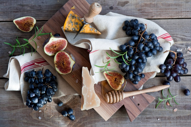 Обои картинки фото еда, разное, сыр, инжир, виноград