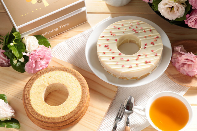 Обои картинки фото еда, пироги, чай, цветы, ложка, коробочка