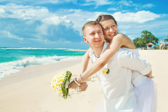 Обои картинки фото разное, мужчина женщина, beach, bouquet, sea, букет, влюбленная, пара, пляж, море, couple, in, love