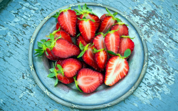 Картинка еда клубника +земляника половинки ягоды тарелка