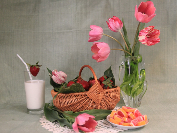 Обои картинки фото еда, натюрморт, мармелад, тюльпаны, клубника, весна, ландыши, корзина, сливки, букет, ягоды