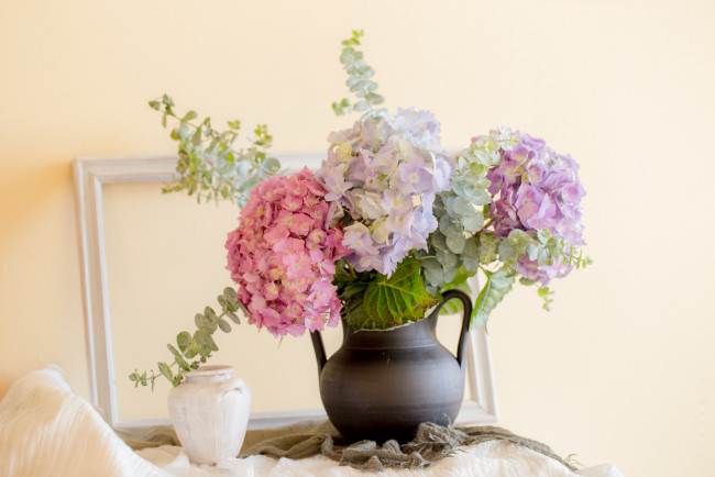 Обои картинки фото цветы, гортензия, ваза, букет, фон
