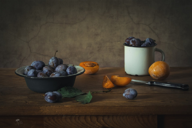 Обои картинки фото еда, персики,  сливы,  абрикосы, слива, чашка, миска, нож, листья, натюрморт