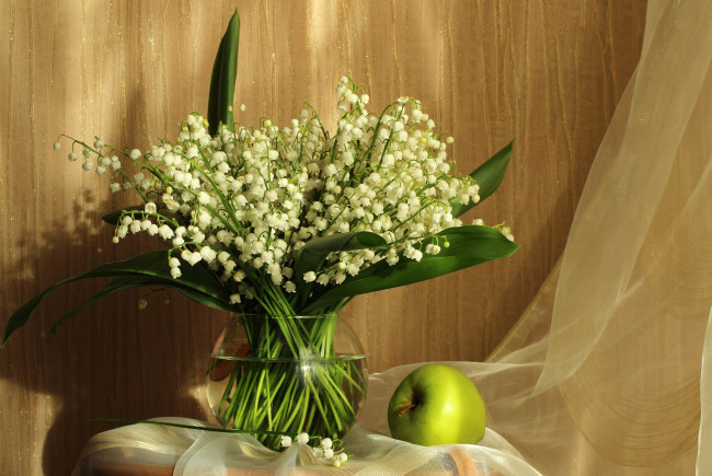 Обои картинки фото еда, Яблоки, настроение, цветы, май, натюрморт, ландыши, весна, букет