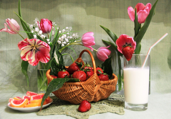 Обои картинки фото еда, натюрморт, тюльпаны, ягоды, сливки, мармелад, ландыши, корзина, букет, весна, завтрак, клубника