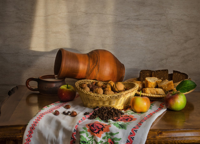 Обои картинки фото еда, натюрморт, орехи, кувшин, молоко, яблоки, хлеб