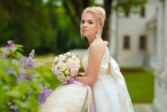 Обои картинки фото девушки, -unsort , невесты, букет, перила, цветы, платье, блондинка