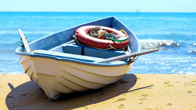 Обои картинки фото корабли, лодки,  шлюпки, море, песок, шлюпка, весла