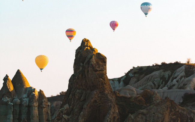 Обои картинки фото авиация, воздушные шары дирижабли, горы, шары, воздушные, полет