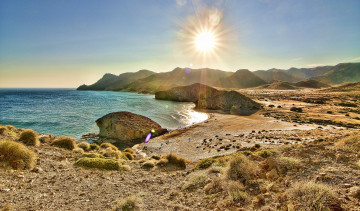 Картинка природа побережье палящее солнце горизонт растительность горы пляж океан