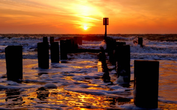 Картинка природа восходы закаты тучи солнце волны сваи океан берег