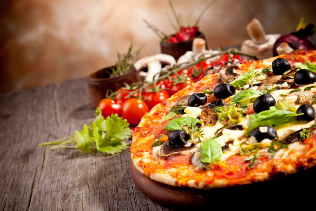 Обои картинки фото еда, пицца, начинка, оливки