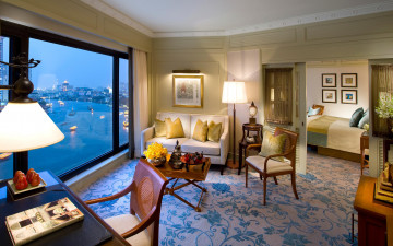 Картинка интерьер гостиная диван ковер стол стул торшер комната окно панорама