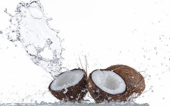 Обои картинки фото еда, кокос, coconut, water, вода, drops, брызги, капли, sprays