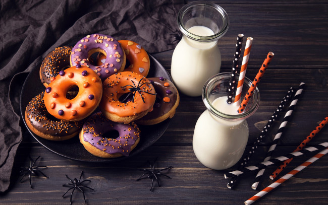 Обои картинки фото праздничные, хэллоуин, milk, пончики, baking, sweet, halloween, глазурь, сладкое, молоко, выпечка