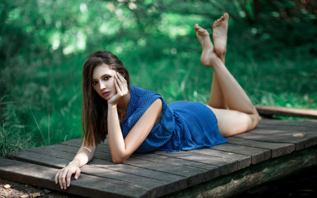 Обои картинки фото девушки, disha shemetova, платье, поза, босые, ноги