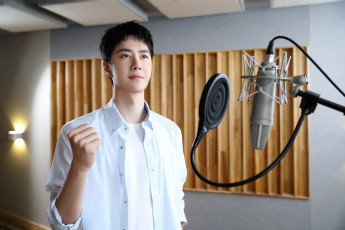 Картинка мужчины wang+yi+bo актер певец жест микрофон студия