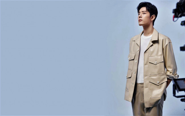 Обои картинки фото мужчины, xiao zhan, актер, куртка, карманы, камера