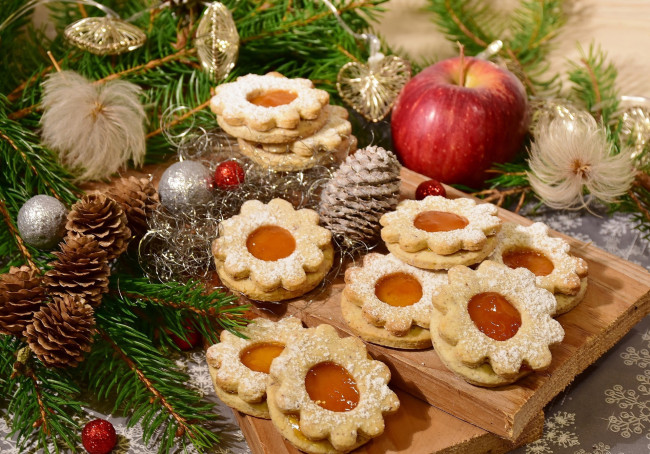 Обои картинки фото праздничные, угощения, шишки, шарики, яблоко, печенье