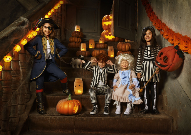 Обои картинки фото разное, дети, костюмы, хэллоуин, ступени, тыквы, свечи