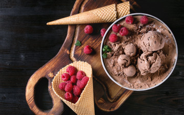 Картинка еда мороженое +десерты вафельный рожок ягоды малина
