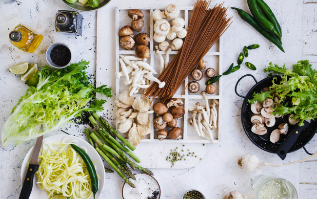 Обои картинки фото еда, грибы,  грибные блюда, шампиньоны, вешенки, спаржа, зелень