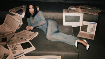 Картинка kim+kardashian+financial+times+htsi+magazine+2024 девушки kim+kardashian ким кардашьян медийная личность звезда реалити шоу актриса предприниматель прозрачноe платье обложка журнала financial times htsi magazine