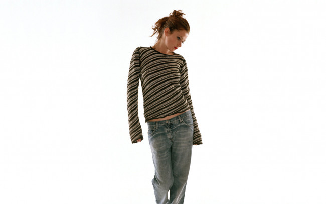 Обои картинки фото Anna Friel, девушки, , , джинсы, свитер