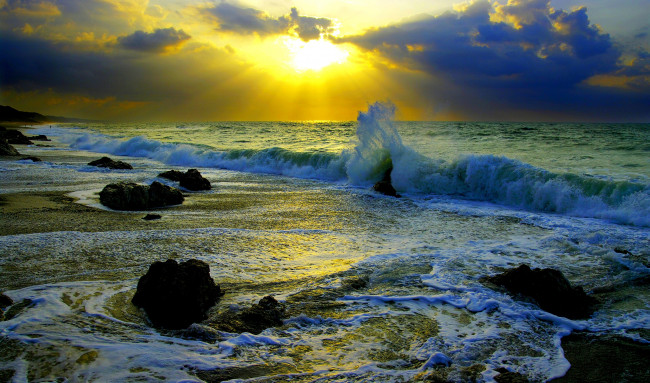 Обои картинки фото природа, восходы, закаты, океан, пляж, прибй, камни, тучи, свет