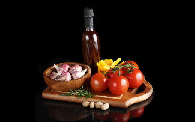 Обои картинки фото еда, натюрморт, помидоры, чеснок, бутылка, зелень, орехи, томаты